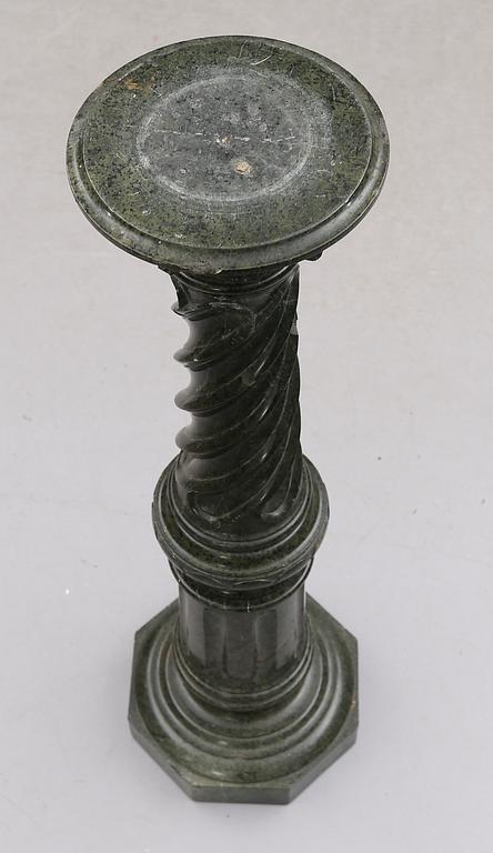 PIEDESTAL, serpentinsten, 1800-talets mitt.