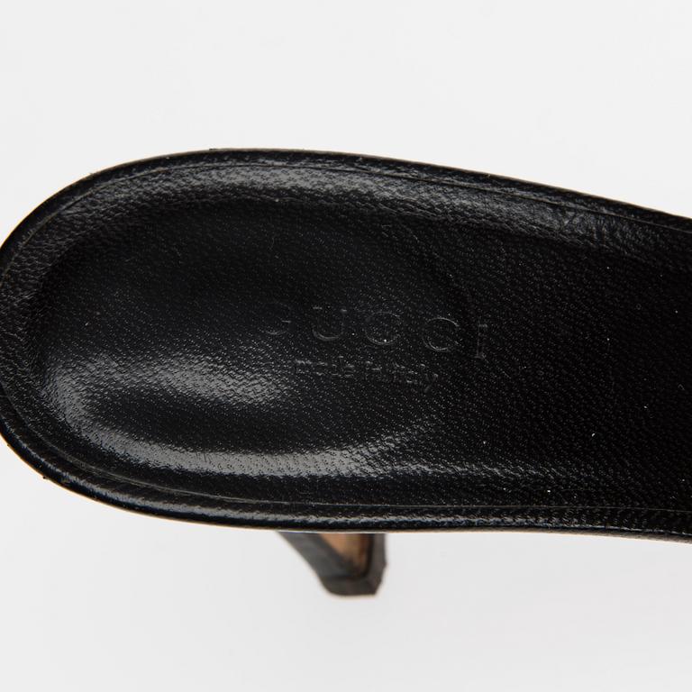SKOR, Gucci.