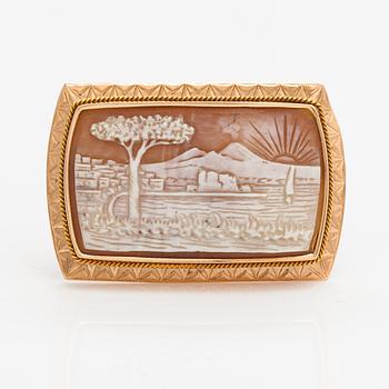 A 14K gold and seashell cameo brooch. Rikhard N. Sund, Helsinki 1958.