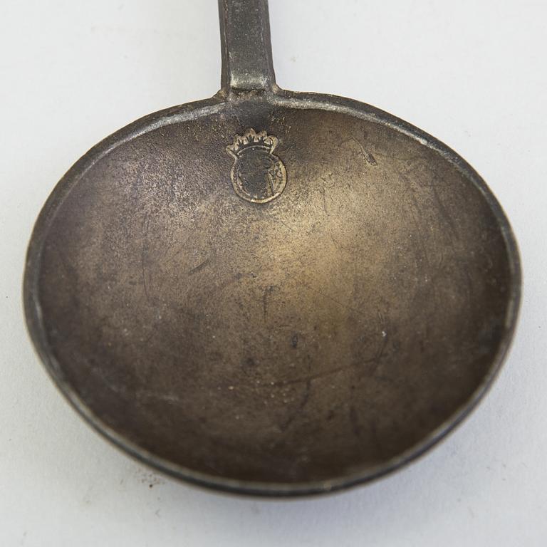 TWO 17TH CENTURY PEWTER SPOONS.