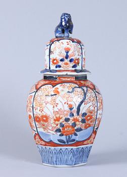 LOCKURNA, porslin. Imari, Japan, 18/1900-tal.