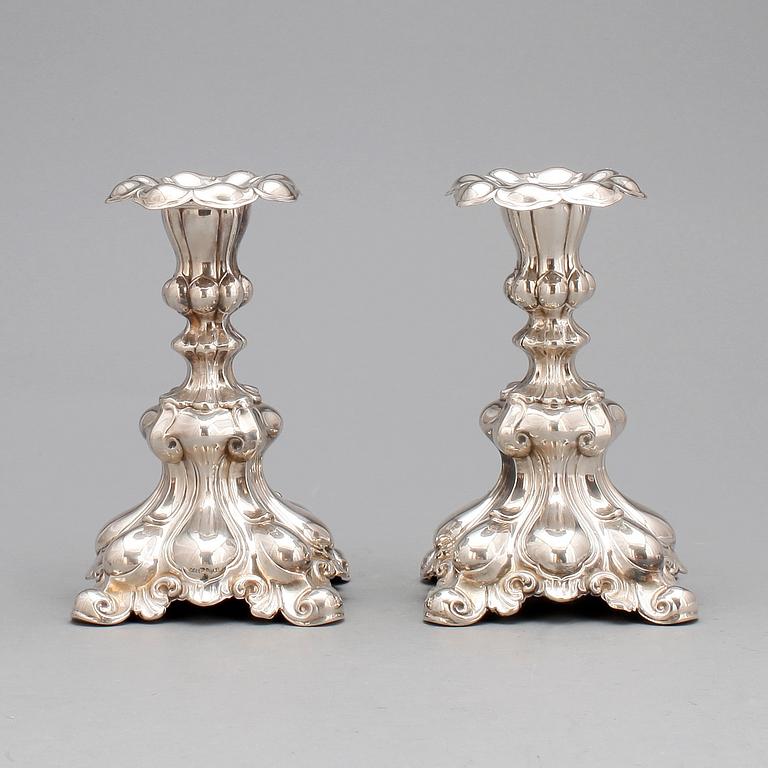 LJUSSTAKAR, ett par, silver, barockstil, CG Hallberg Stockholm 1946.