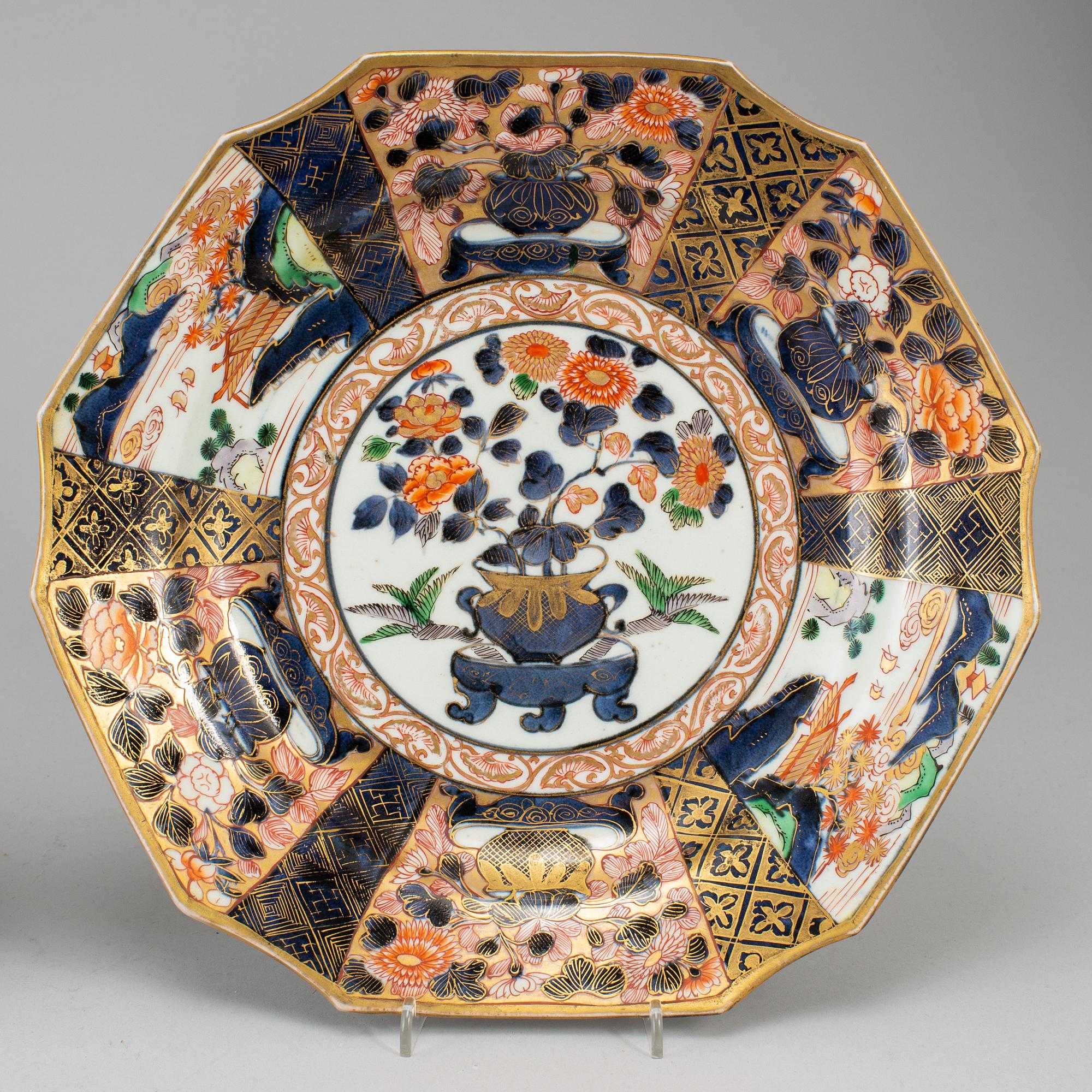 A pair of Japanese imari dishes, Edo period (1603-1868).