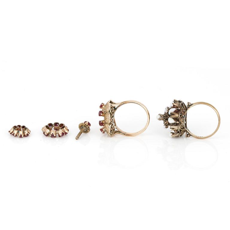 RINGAR, 2 st, olika guld halter med opaler och sannolikt rubiner, troligen andra hälft 1800-tal. Total vikt ca 11,29 g.