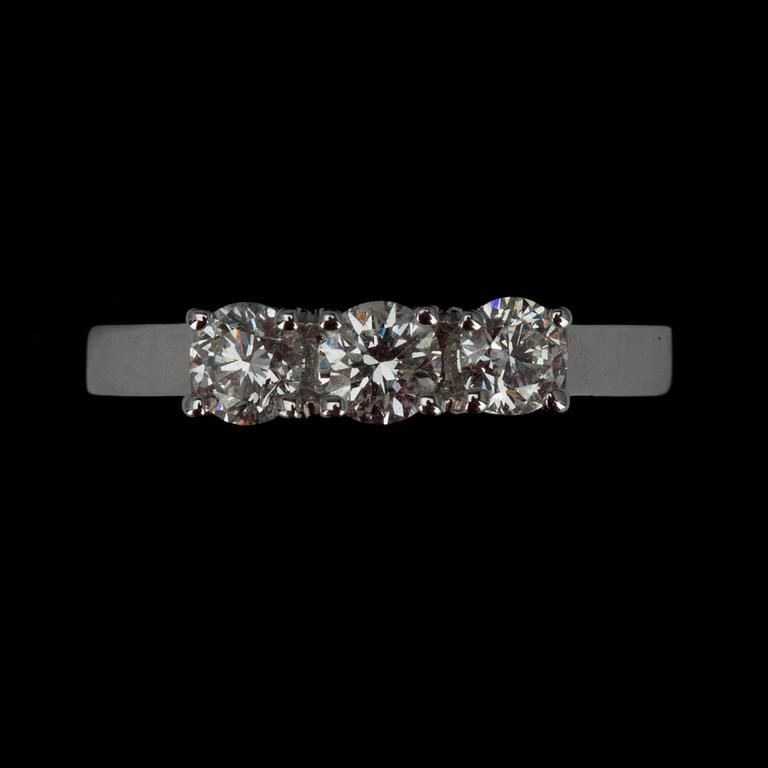 RING, vitguld 18K samt 3 diamanter à 0,25 ct, tot. 0,75 ct. Vikt 3,4 g.