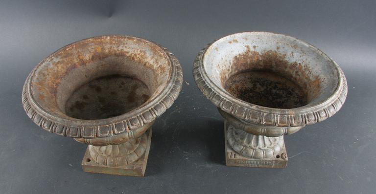 TRÄDGÅRDSURNOR, ett par, gjutjärn, 1900-tal.