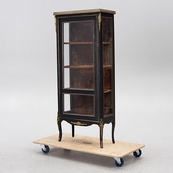 A Louis XVI-style display cabinet, around 1900.