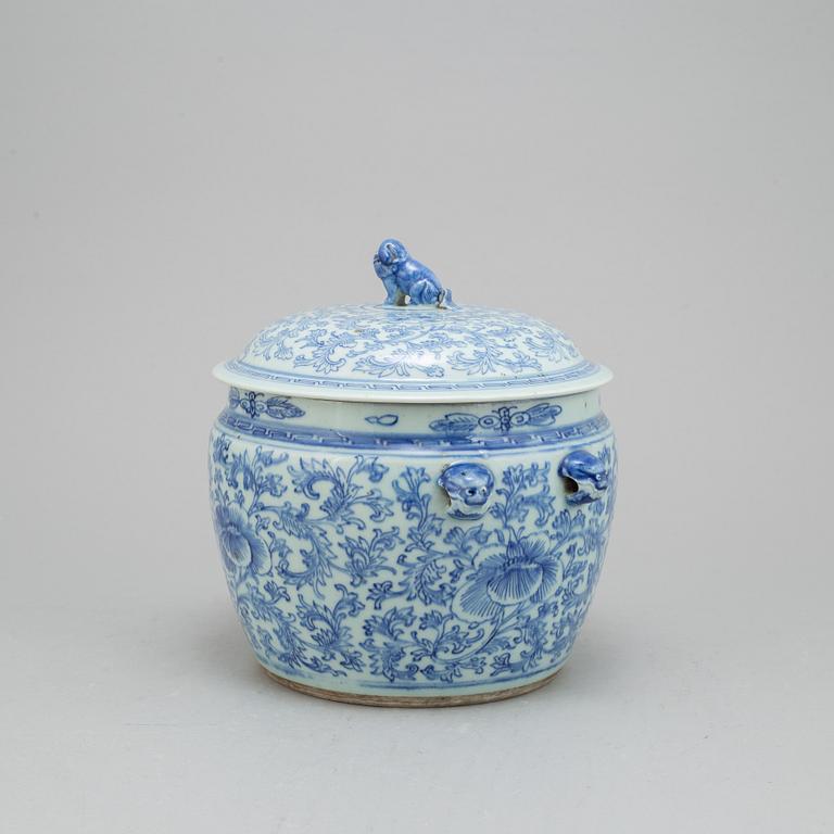 A Chinese blue and white porcelain food container with lid, Qing dynasty, 19th century.