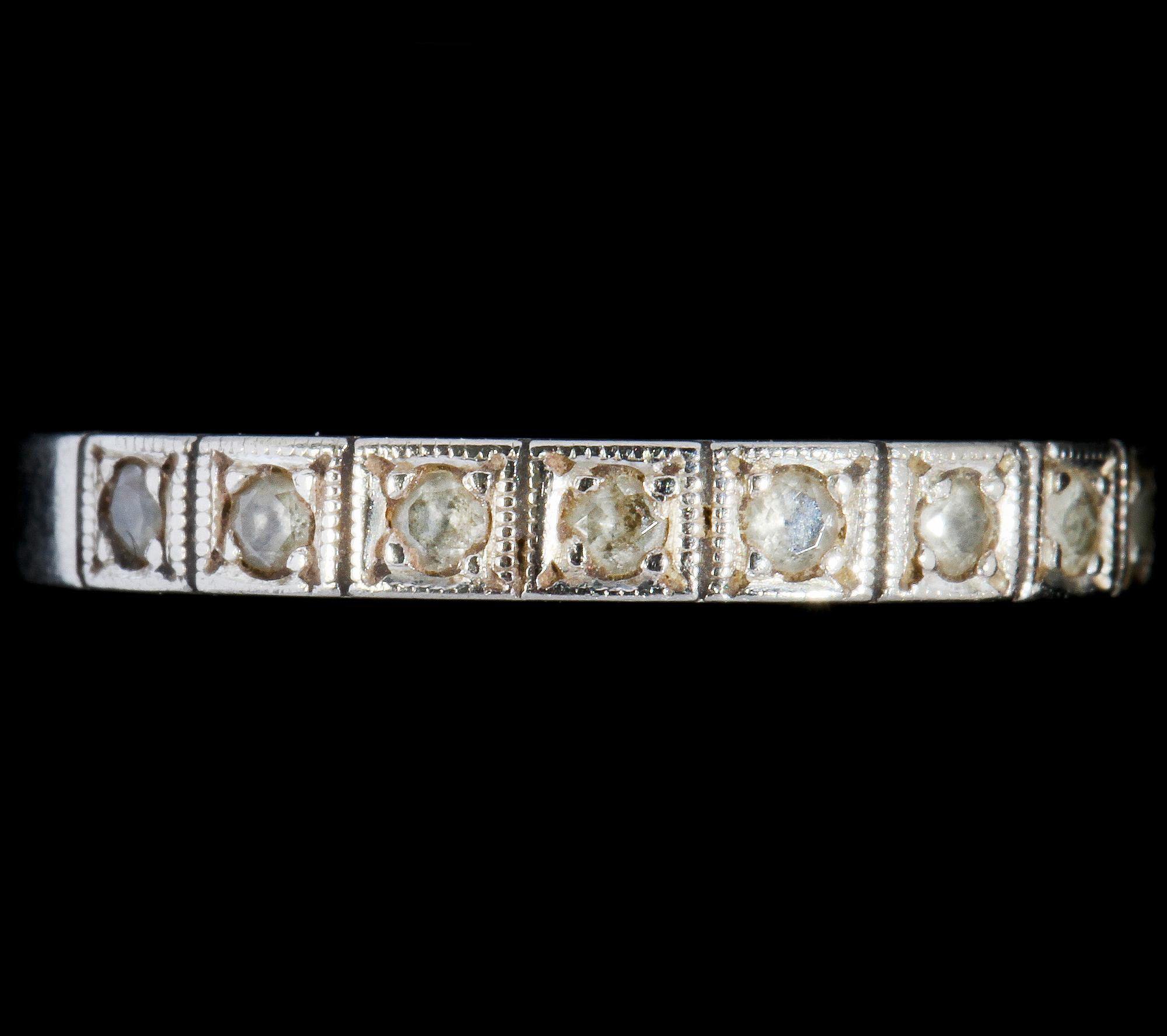 RINGAR, 5 st, 18k guld. En ring med åtta diamanter tot ca 0.08 ct.