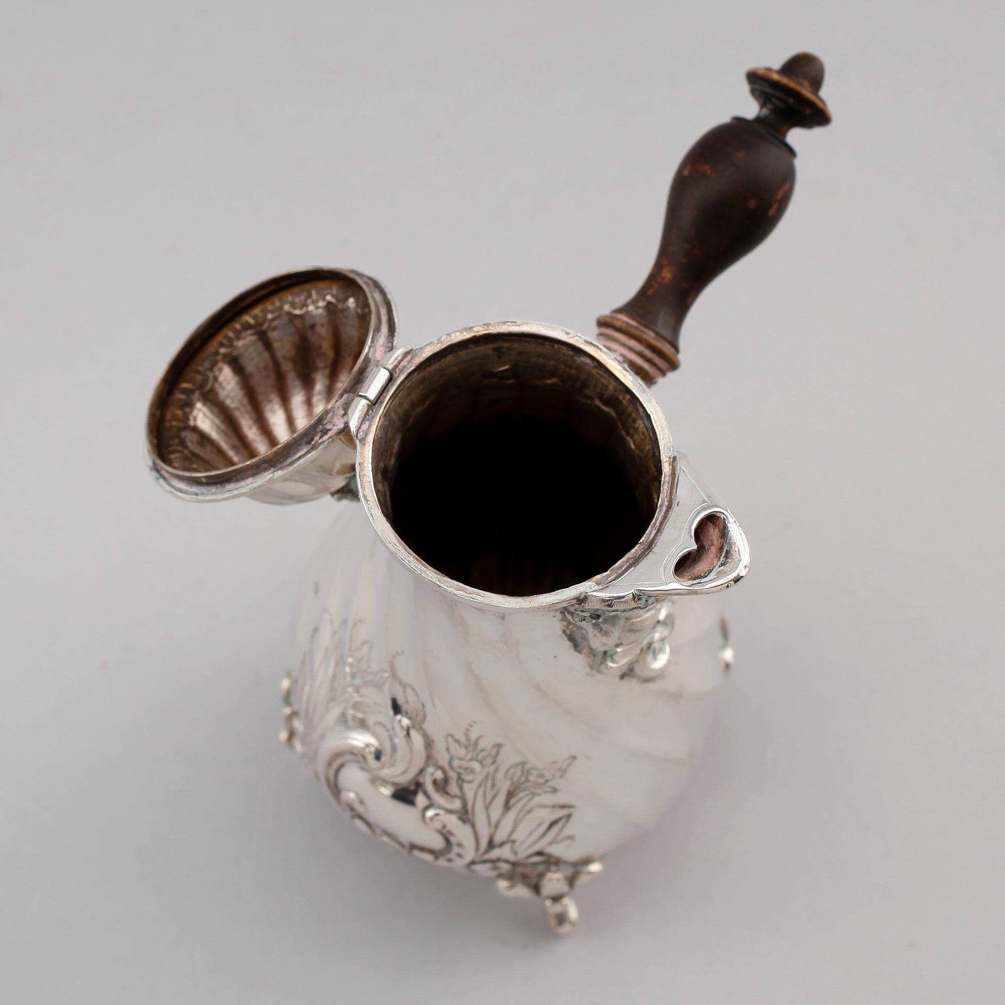 CHOKLADKANNA, silver, rokokostil, sannolikt Nederländerna. Vikt ca 192 gram.