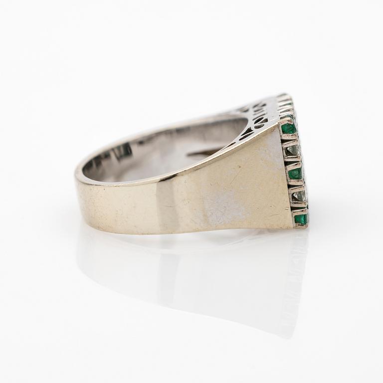 Klackring, 14k guld med briljanter och smaragd.