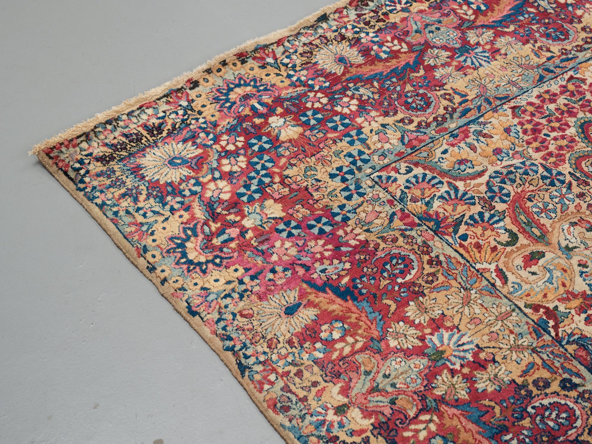 A carpet, a semi-antique Kerman, ca 375-379,5 x 268-271 cm.