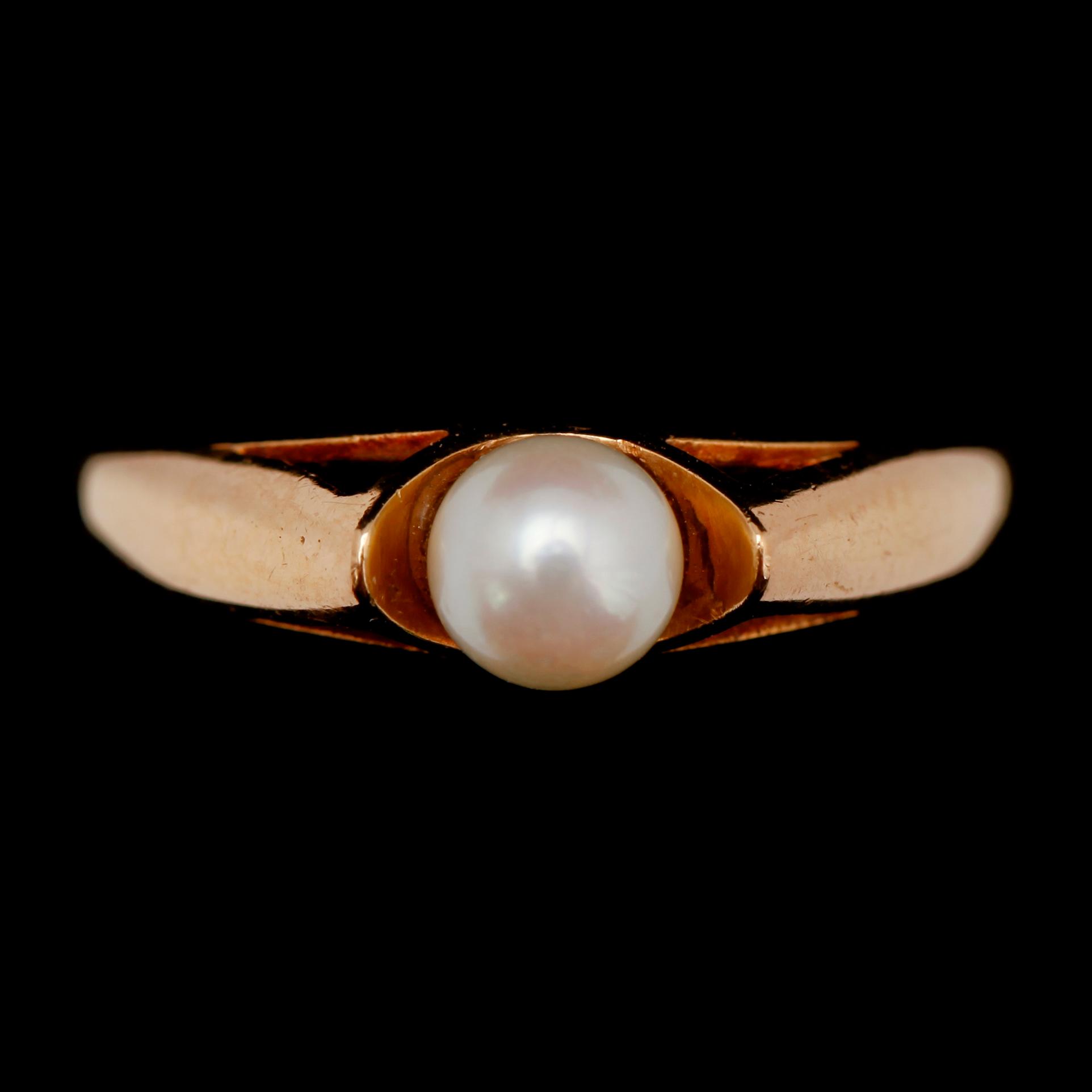 RING, 18 k guld, 1953. Vikt ca 2 g.