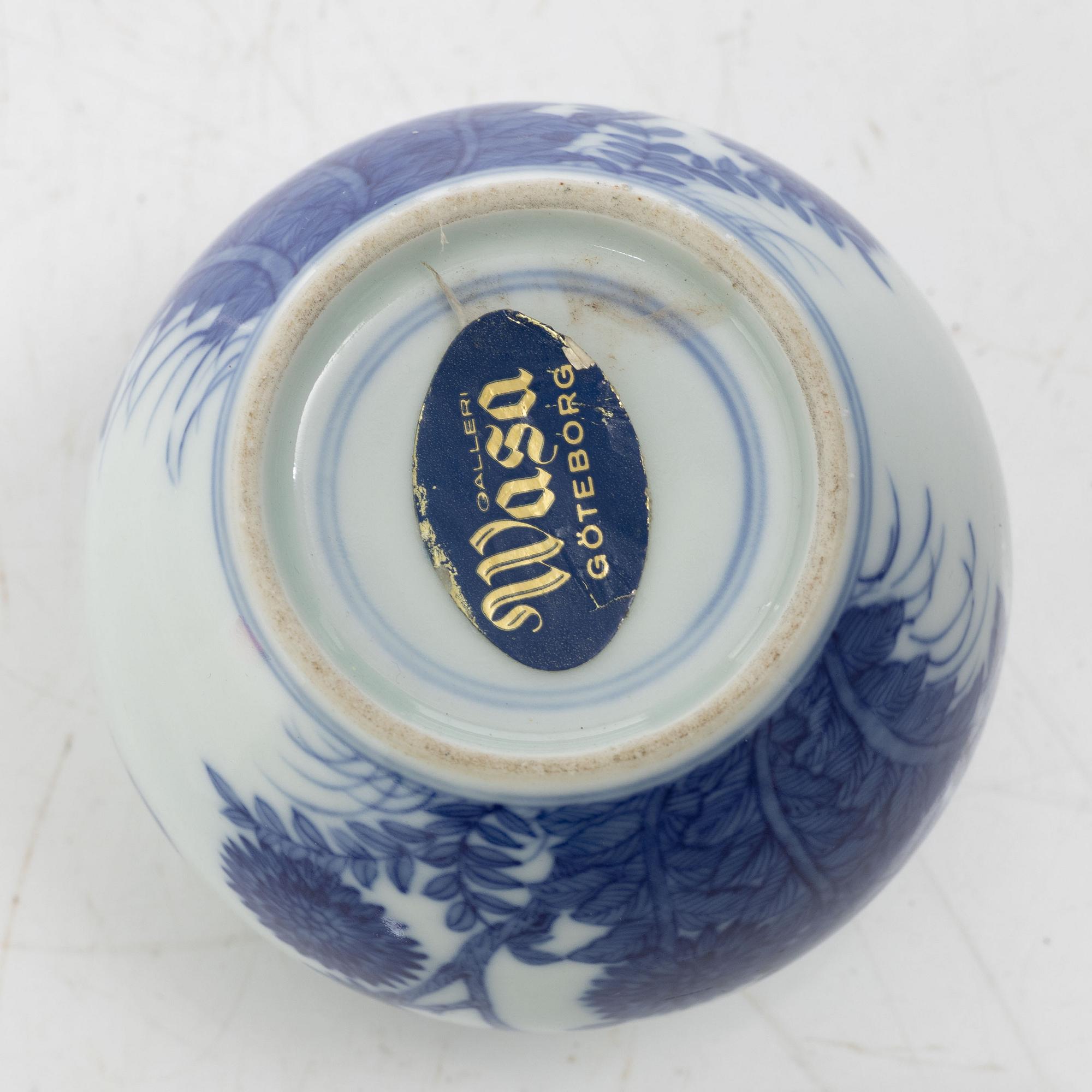 A Chinese blue and white porcelain brush washer, Qing dynasty, 18th century.