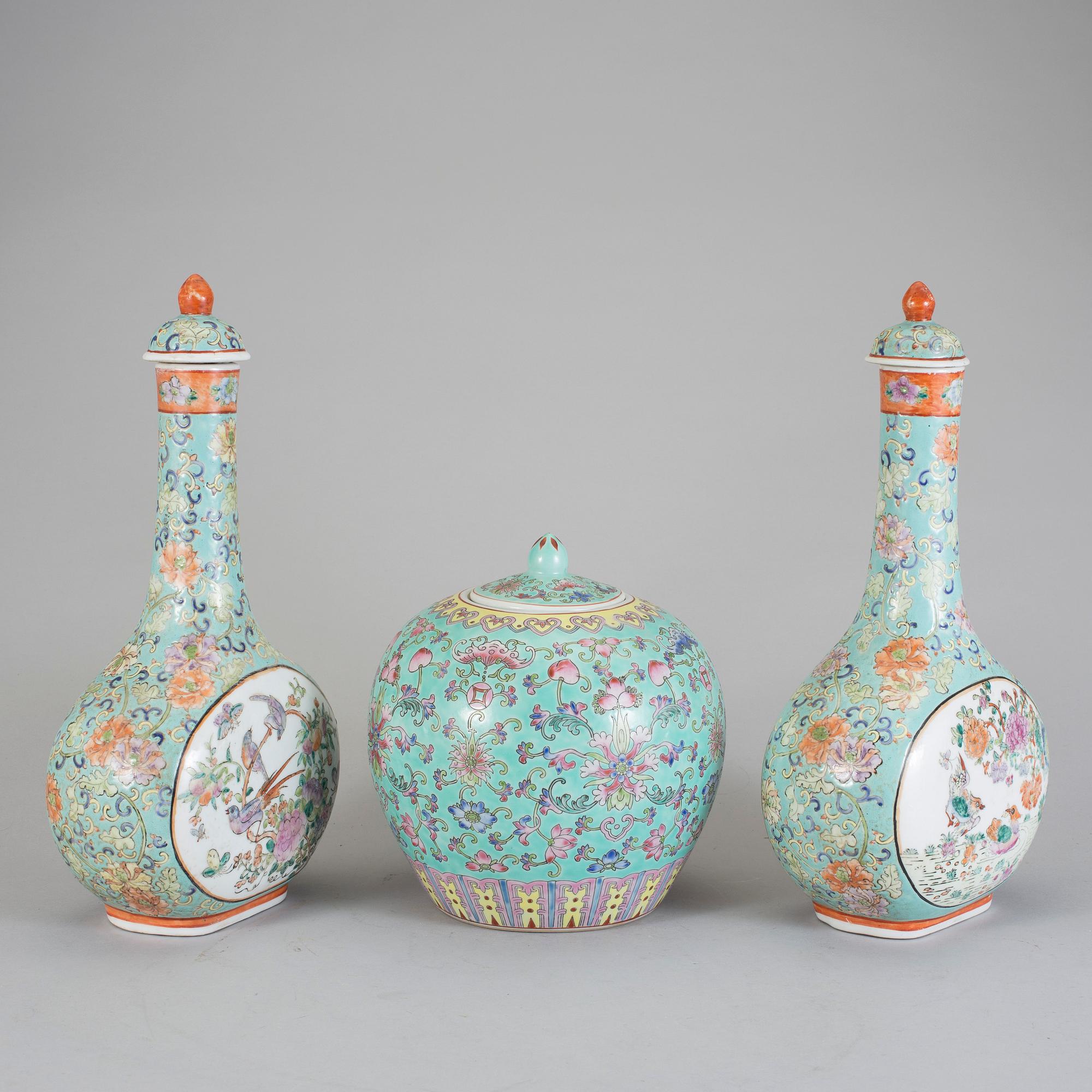 VASER ett par samt URNA, porslin, Kina, omkring sekelskiftet 1900 respektive modern tillverkning.