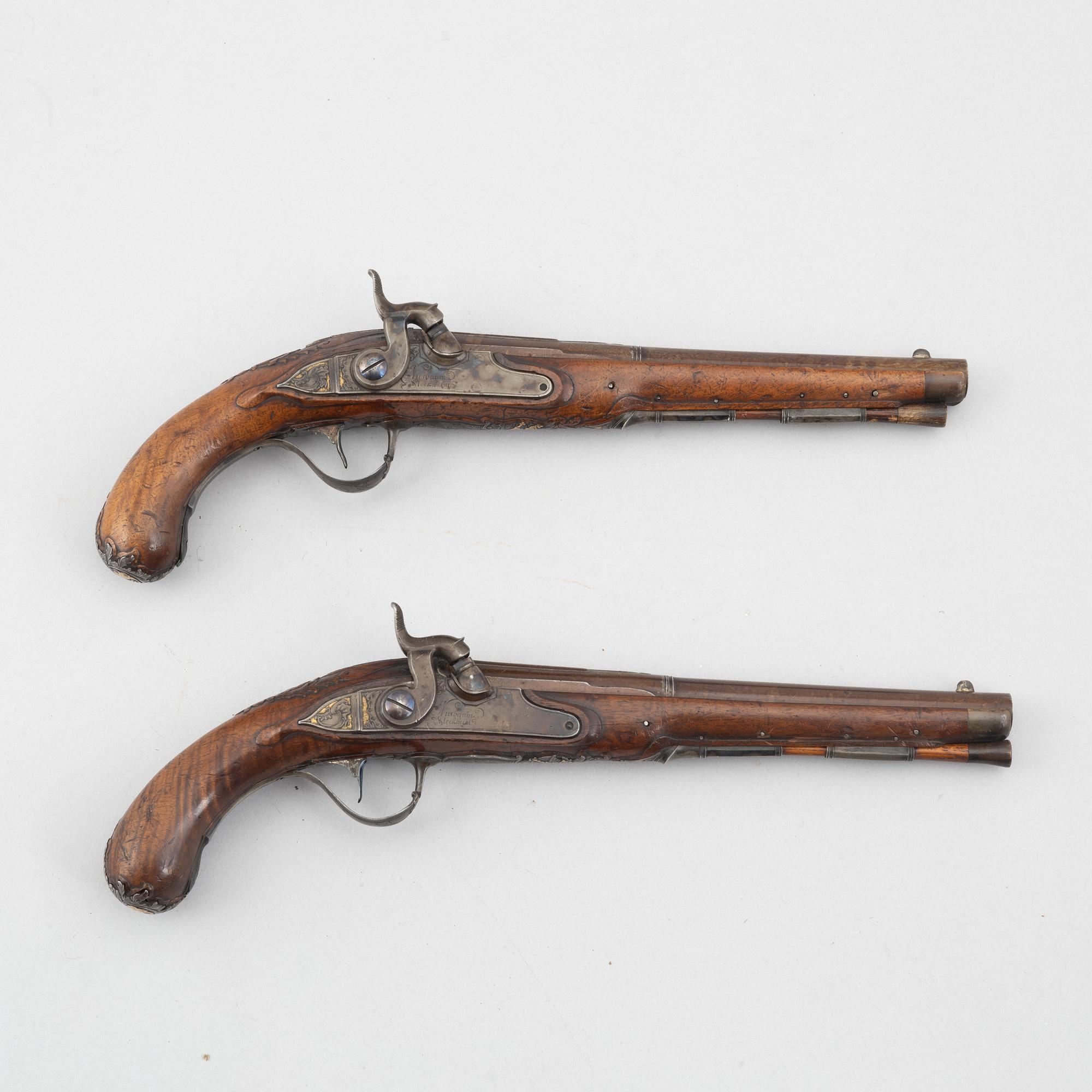 Slaglåspistoler, ett par, ändrade från flintlås,  Nusbaum Stockholm, 1700-talets mitt.