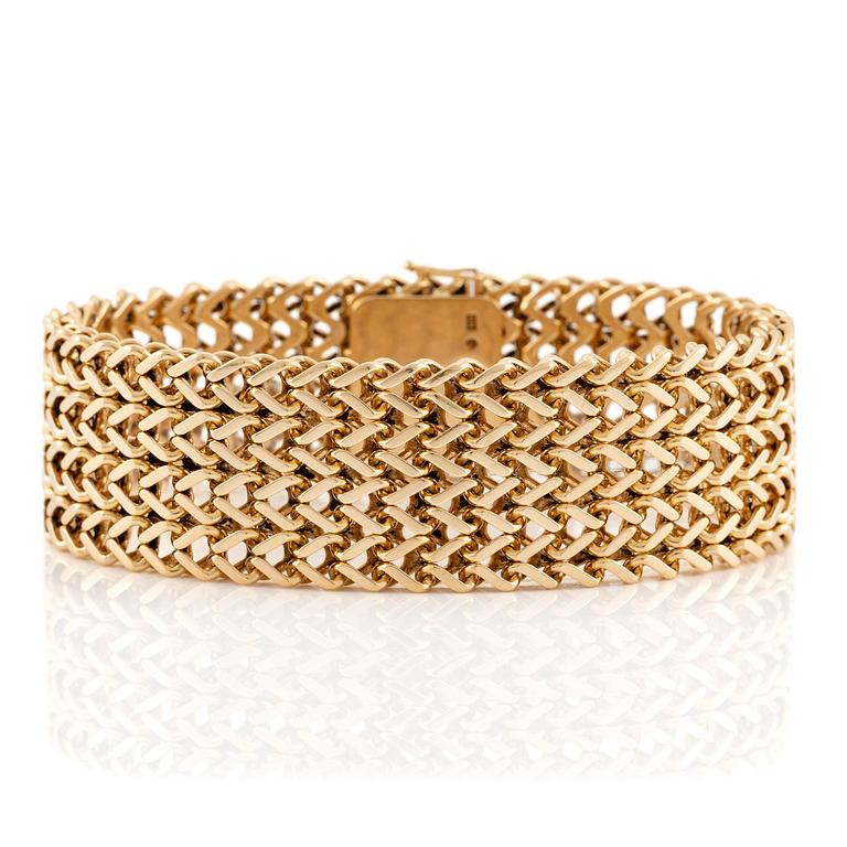 A bracelet in 18K gold.