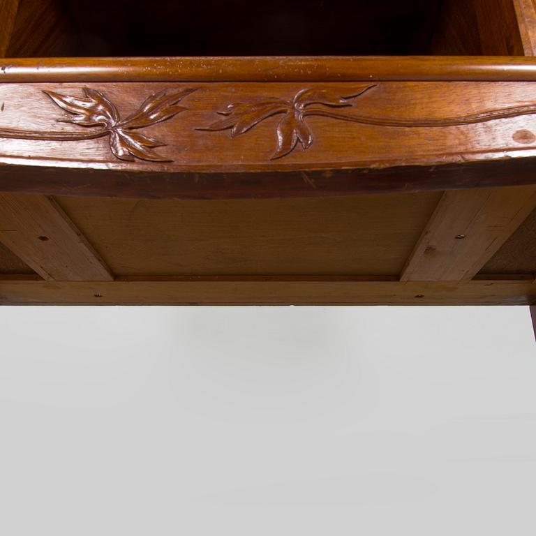 Karl Tirén, An Art Nouveau mahogany cabinet by A.B Naeslunds Möbelfabrik, Umeå, Sweden, approx. 1901.