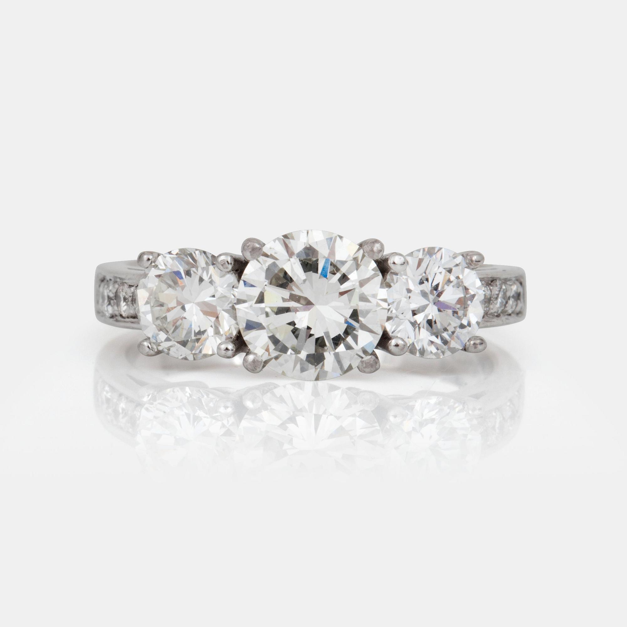 RING med tre briljantslipade diamanter, 1.00 ct, 0.52 ct respektive 0.51 ct. Kvalitet ca G-H/VS.
