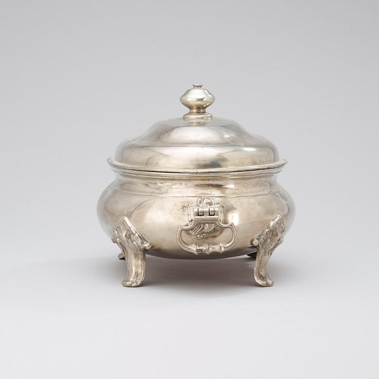 A Rococo pewter tureen with cover by L. Lundwall, master in Jönköping 1761.