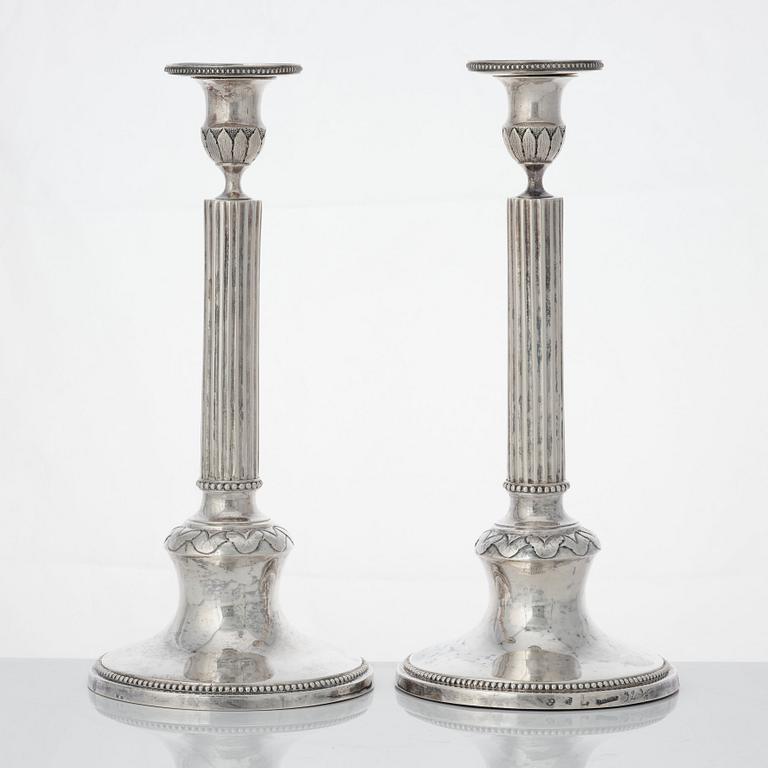 Anders Isleben, kandelabrar för tre ljus, ett par, silver, Norrköping 1793. Gustavianska.