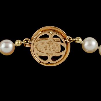 COLLIER, odlade pärlor med lås i 18k guld, 1900-talets andra hälft.