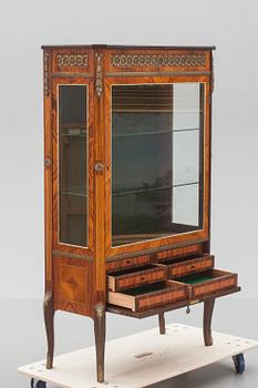 VITRINSKÅP, gustaviansk stil. 1900-tal.