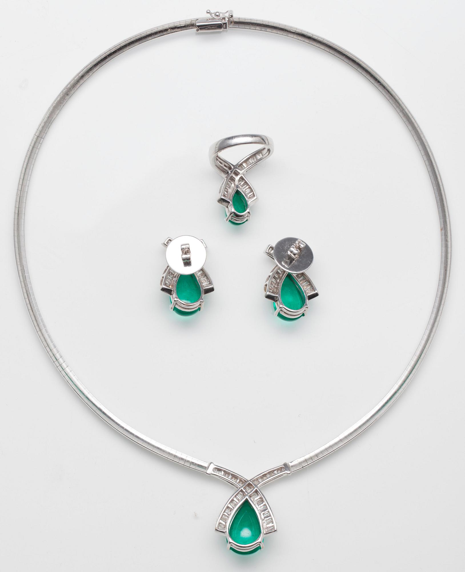 GARNITYR, 3 delar. Halsband, ring och örhängen. Baguetteslipade diamanter 5.8 ct. Droppslipade smaragder 20.9 ct.