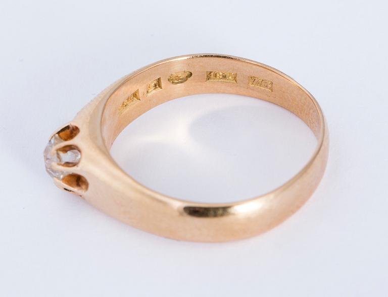 RING, 18 k guld med gammalslipad diamant ca 0.35 ct, Hagström & Lundqvist, Falun, 1902. Vikt ca 5,8 g.