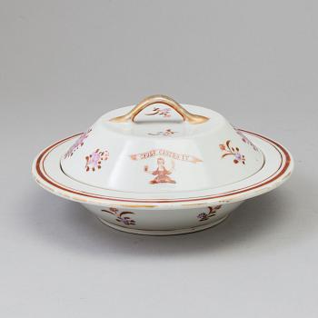 VÄRMEFAT med insats, porslin, 1900-tal.