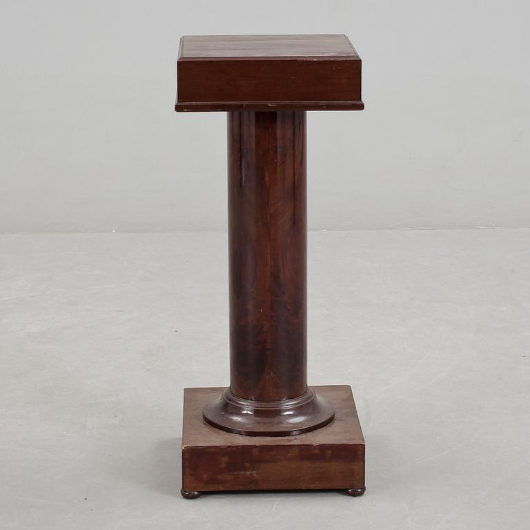 PIEDESTAL, Karl Johanstil, 1900-tal.