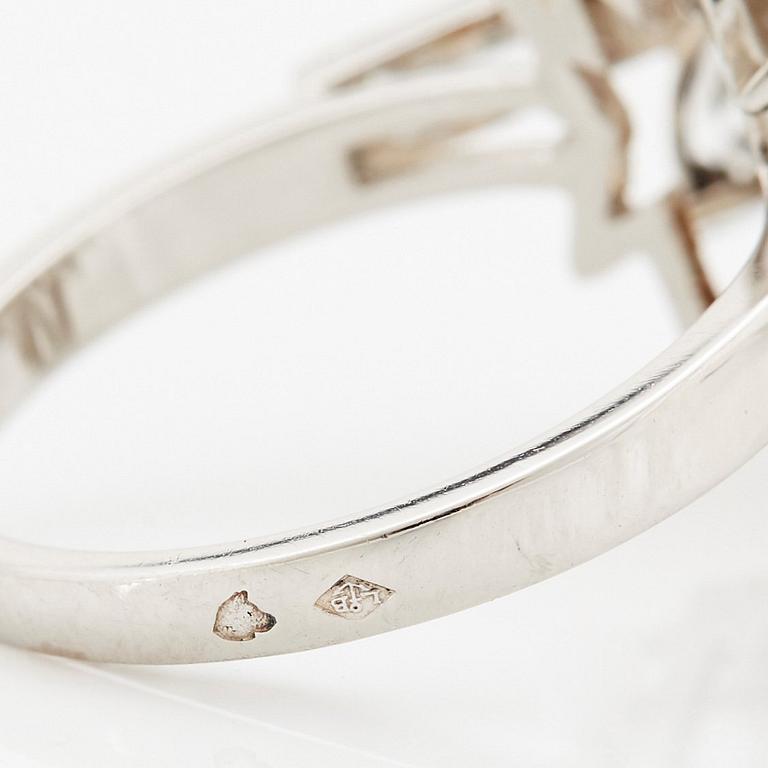 Ring platina med runda briljant-, navett- och baguetteslipade diamanter.