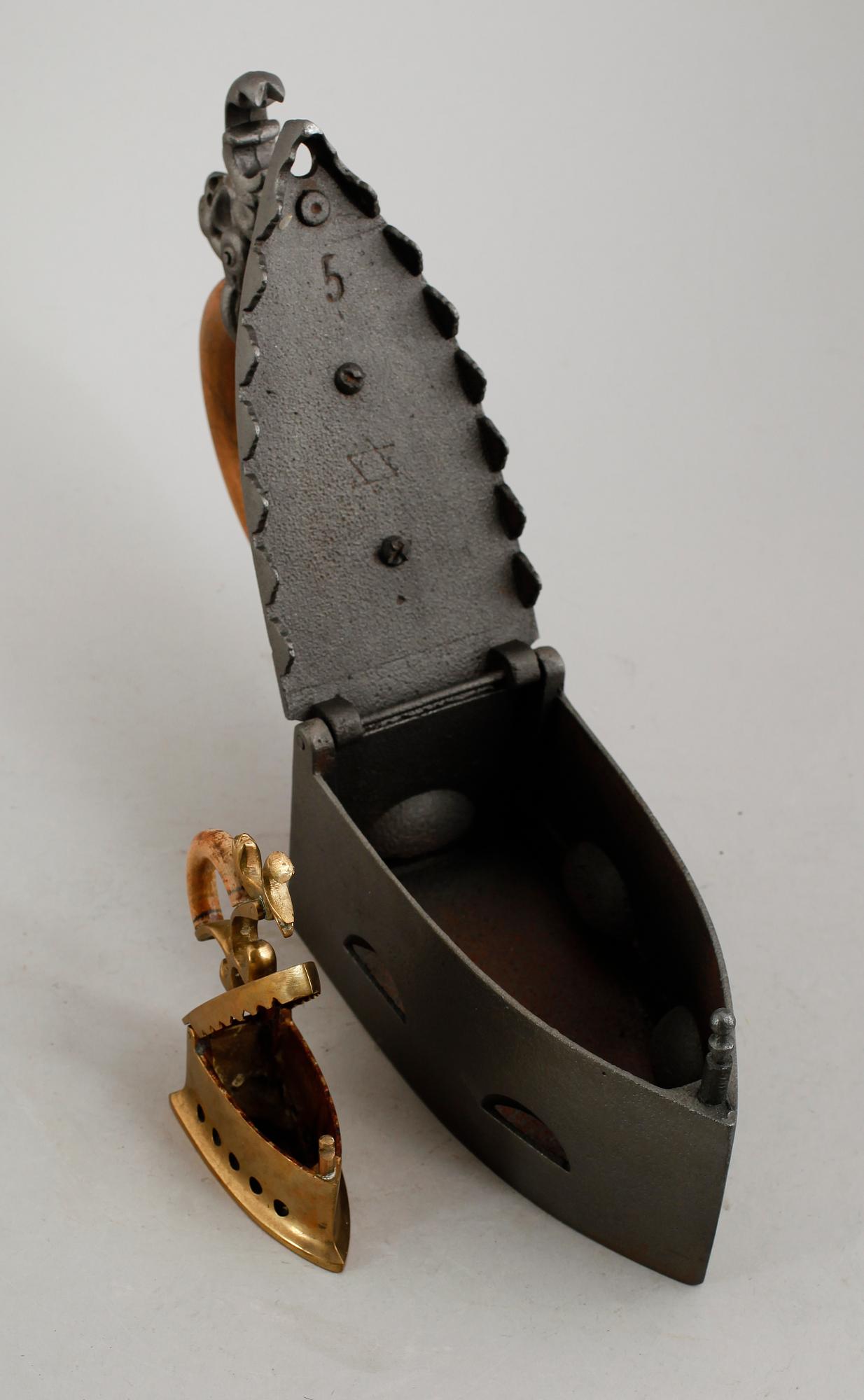 LODSTRYKJÄRN, 2 st, smide och mässing, 1700-/1800-tal.