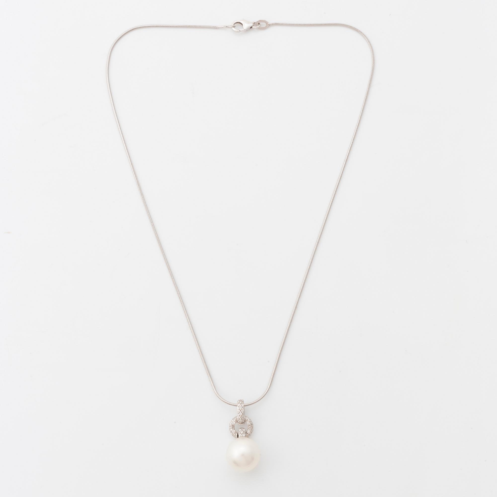 White gold, cultured pearl and brilliant cut diamond necklace, Golden Lady.