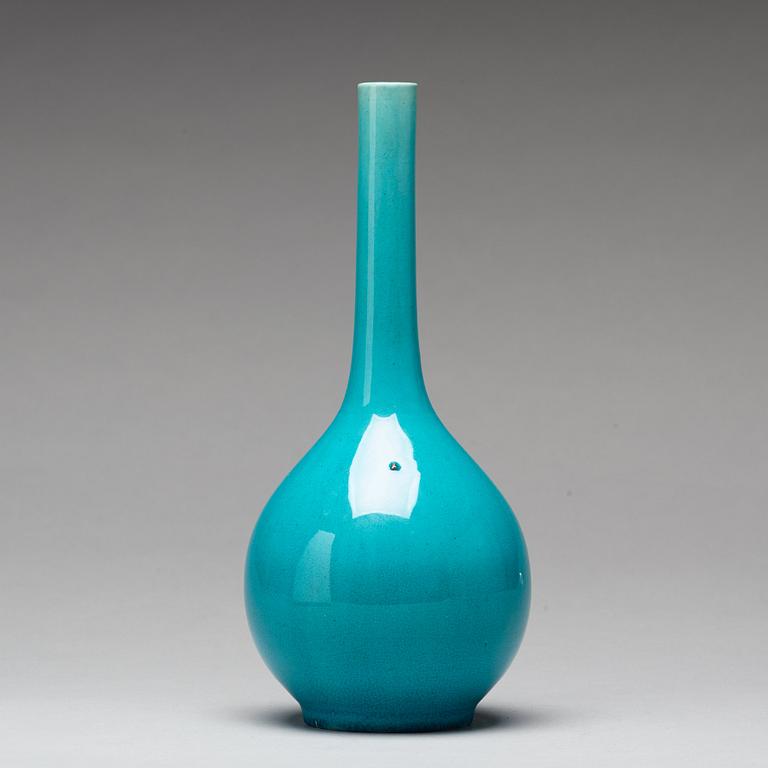 A turquoise glazed vase, Qing dynasty (1644-1912).