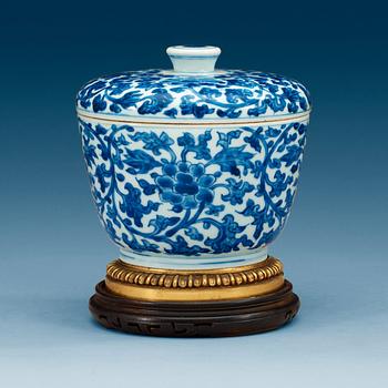 1884. A blue and white bowl with cover, Qing dynasty, Kangxi (1662-1722).