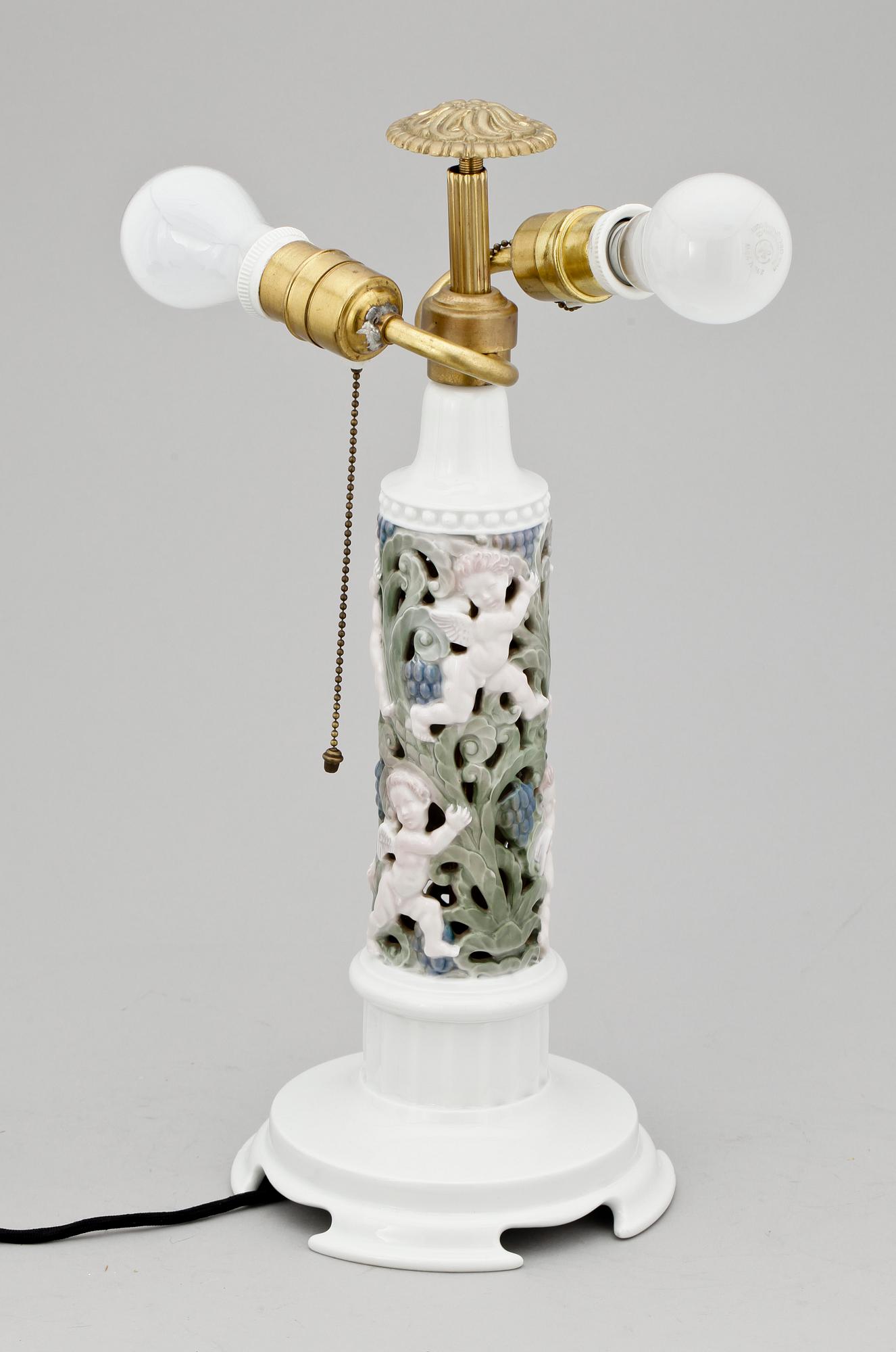 BORDSLAMPA, porslin, Karl Himmelstoss, Rosenthal. 1900-talets första hälft.