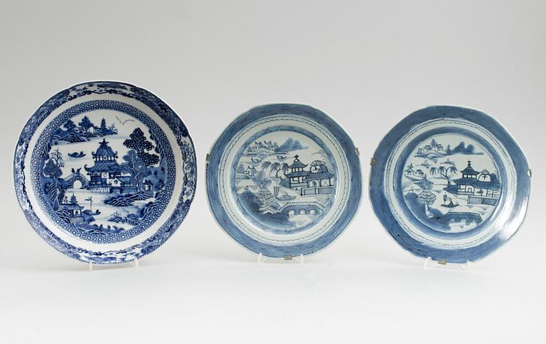 SKÅLFAT OCH TALLRIKAR, 3 delar, Kina, 1800-tal.