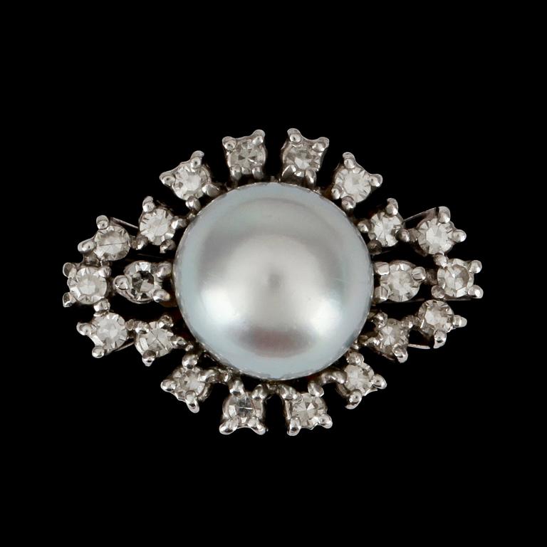 RING med odlad grå pärla, 9.8 mm, samt diamanter totalt ca 0.60 ct.
