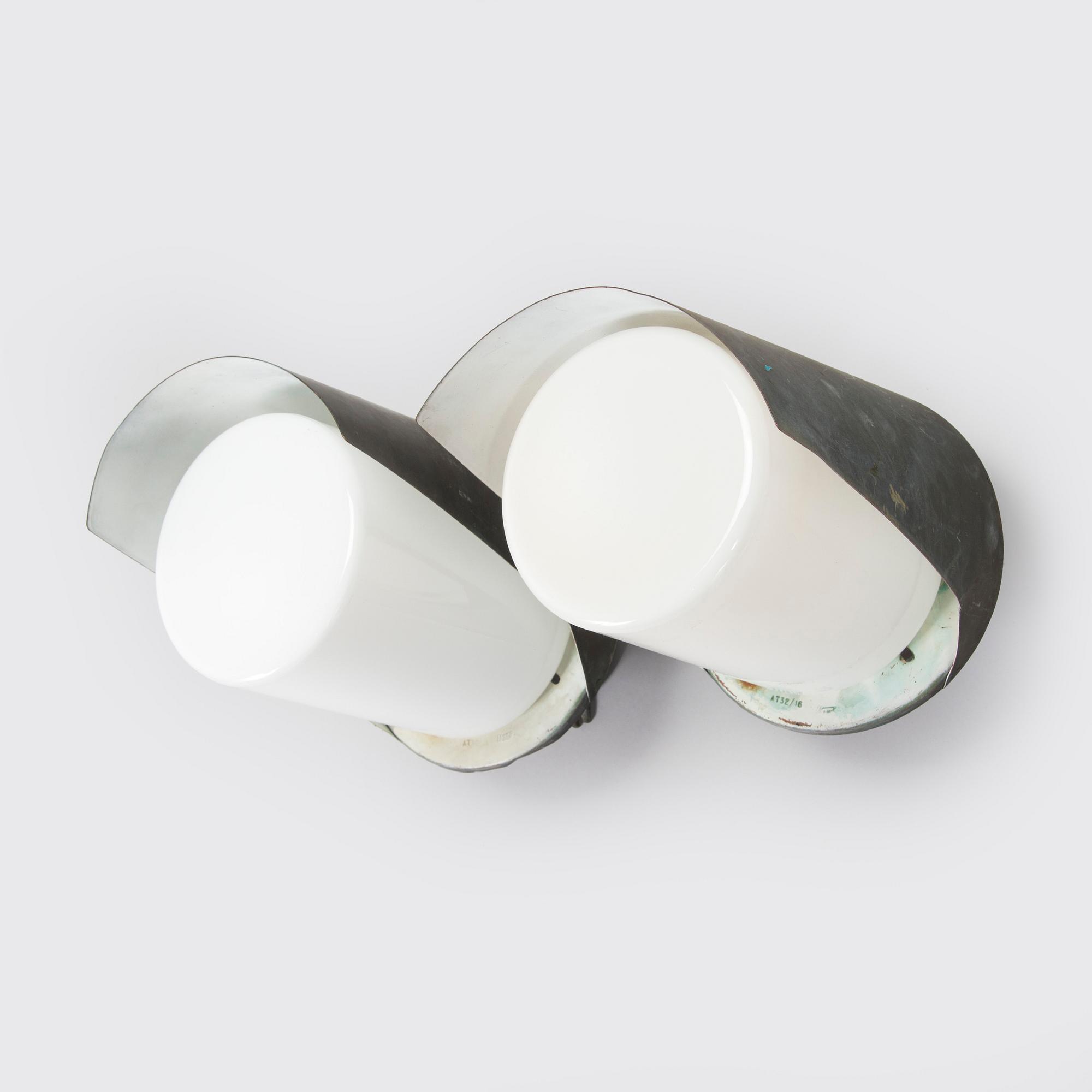 Vägglampor / utebelysning, 2 st, modell AT 32,  Itsu, 1900-talets mitt.