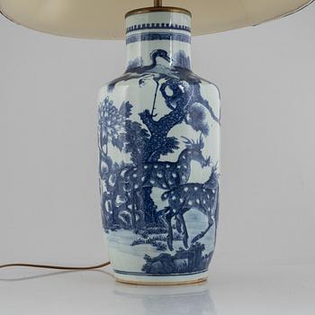 Vas, omarbetad till bordslampa, porslin, Kina, Qingdynastin, 1800-tal.