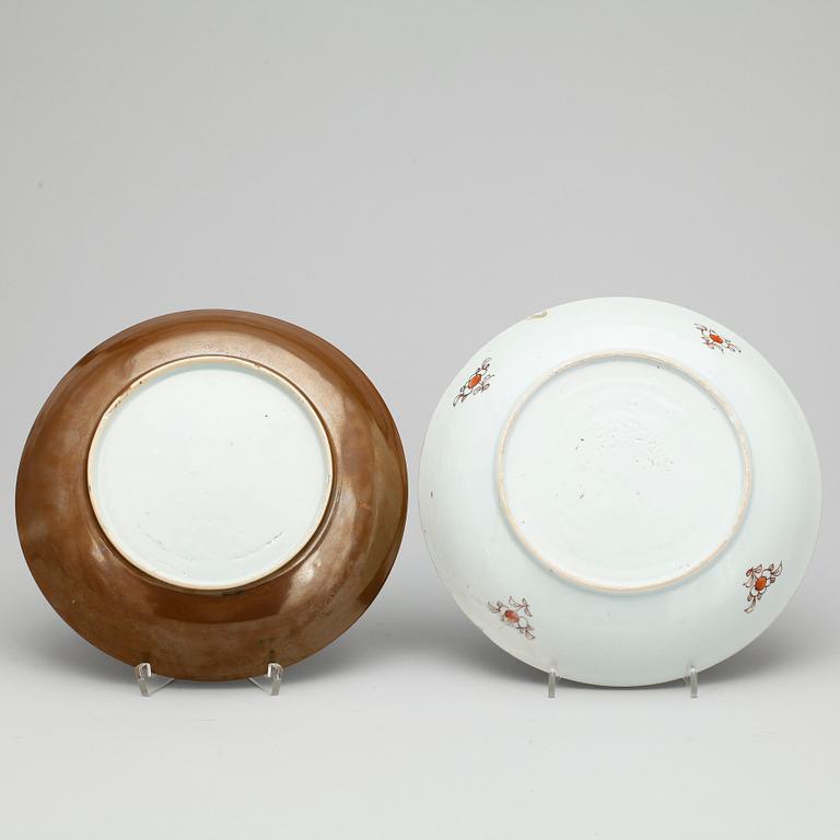 SKÅLFAT, två olika, Qianlong, Kina 1700-tal.