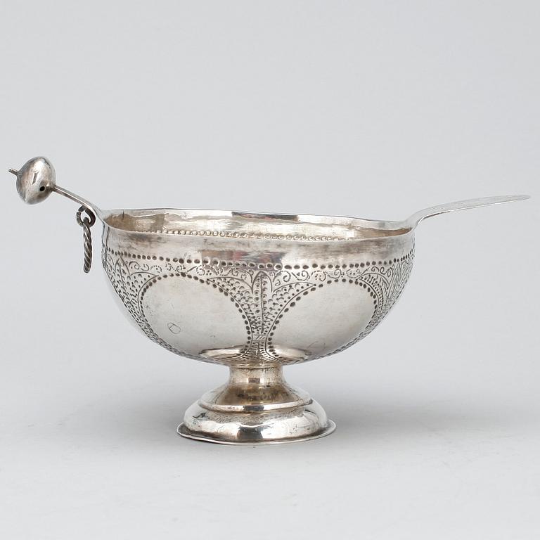 KÅSA, silver, dat 1819, med otydlig stämpel. Tot vikt 66 gram.