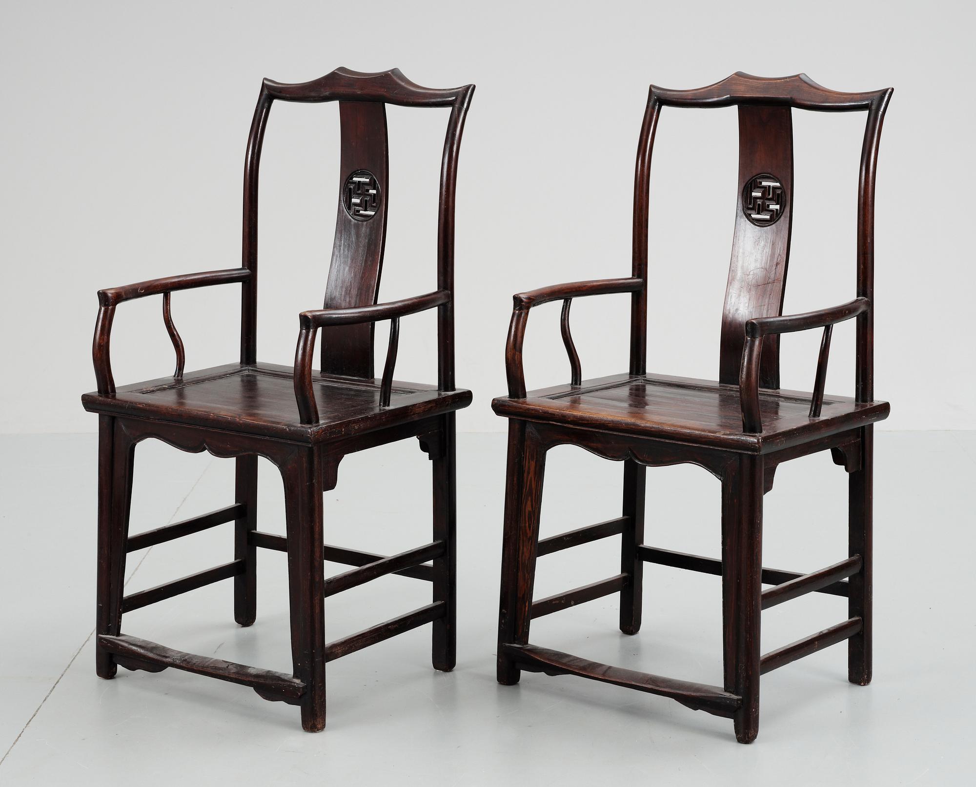 KARMSTOLAR, ett par, Ming-stil. 1800/1900-tal, Kina.
