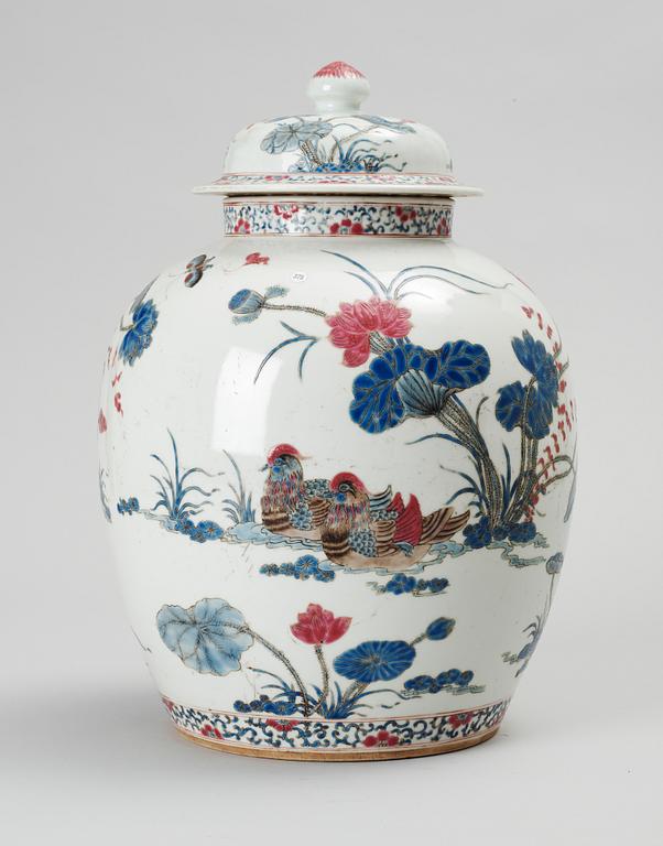 URNA med LOCK. porslin. Kina. 1900-tal.