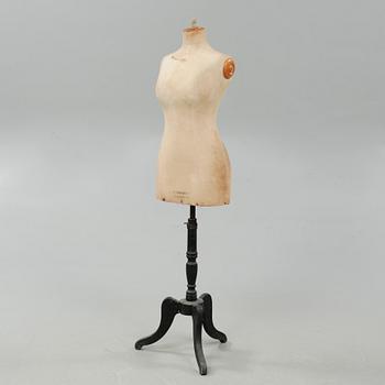 A mannequin from the first half of the 20th century.