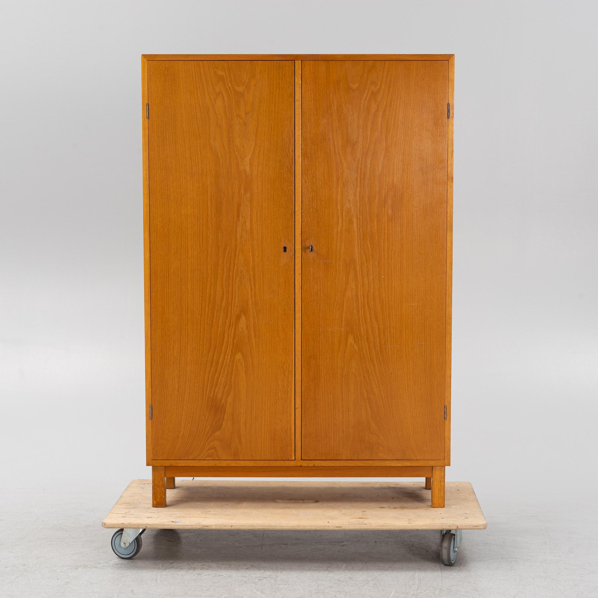 An oak veneered cabinet. 20th Century.