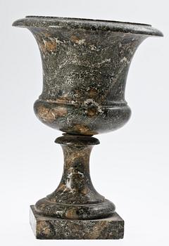 URNA, kolmårdsmarmor. 1800-tal.