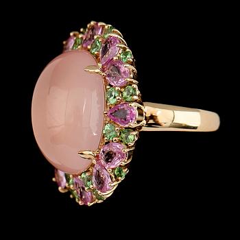 RING, 18K guld, rosa safier tot ca 2.90 ct, gröna granater tot ca 0.93 ct, rosa kvarts ca 12.75 ct.