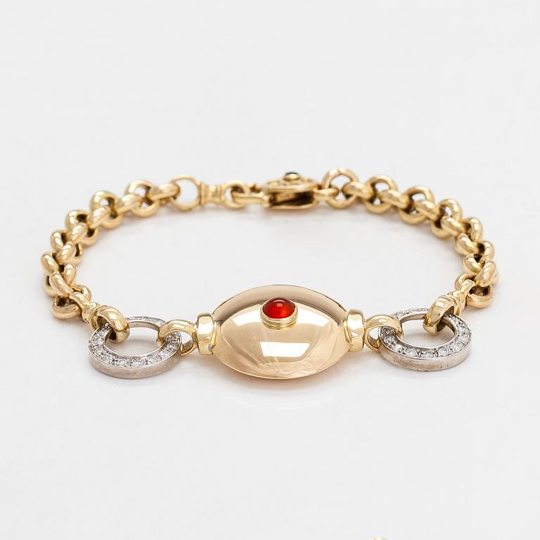 Rannekoru, 18K kultaa, timantteja, safiiri ja karneoli. Italia.